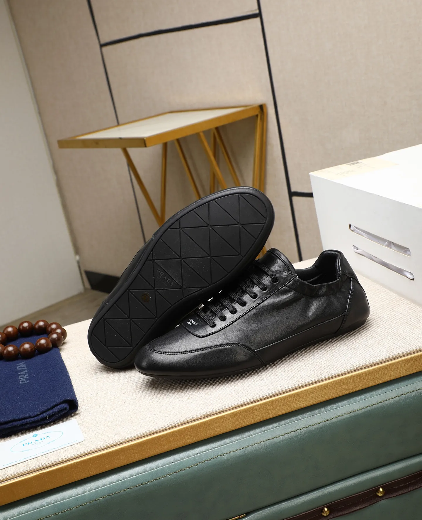 Men's shoes 💰 680 (top version) Product trademark: Prada "Prada" original casual shoes Regular size: 38-44 (can be customized to 45) Product materials: Original imported cowhide upper, original outsole.
